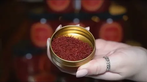 زعفران سرگل ممتاز با رشته‌ های سالم و رنگ‌ پذیری قوی برای استفاده در غذا